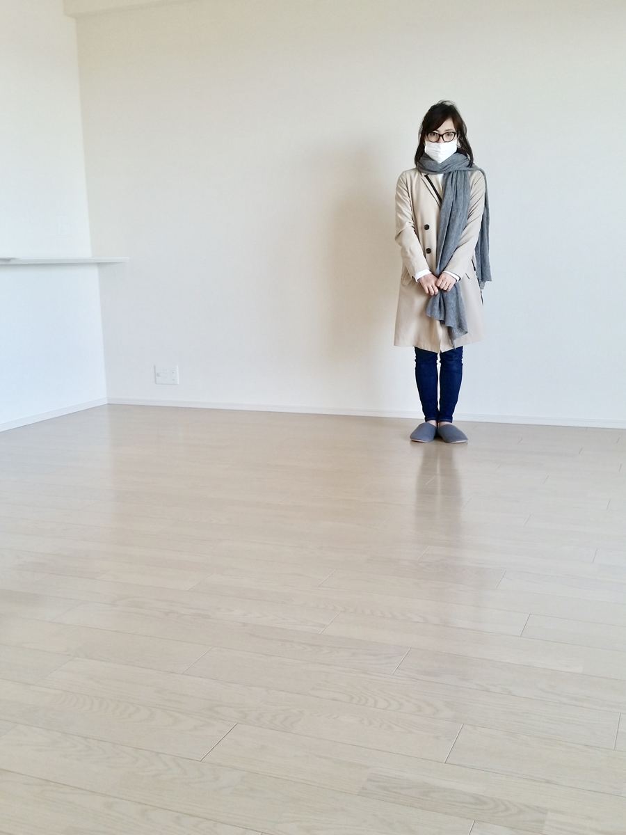 東京都世田谷区のご新築マンションで施工後の床とお客様(ワンニャンすべらんフロアコーティング施工後)