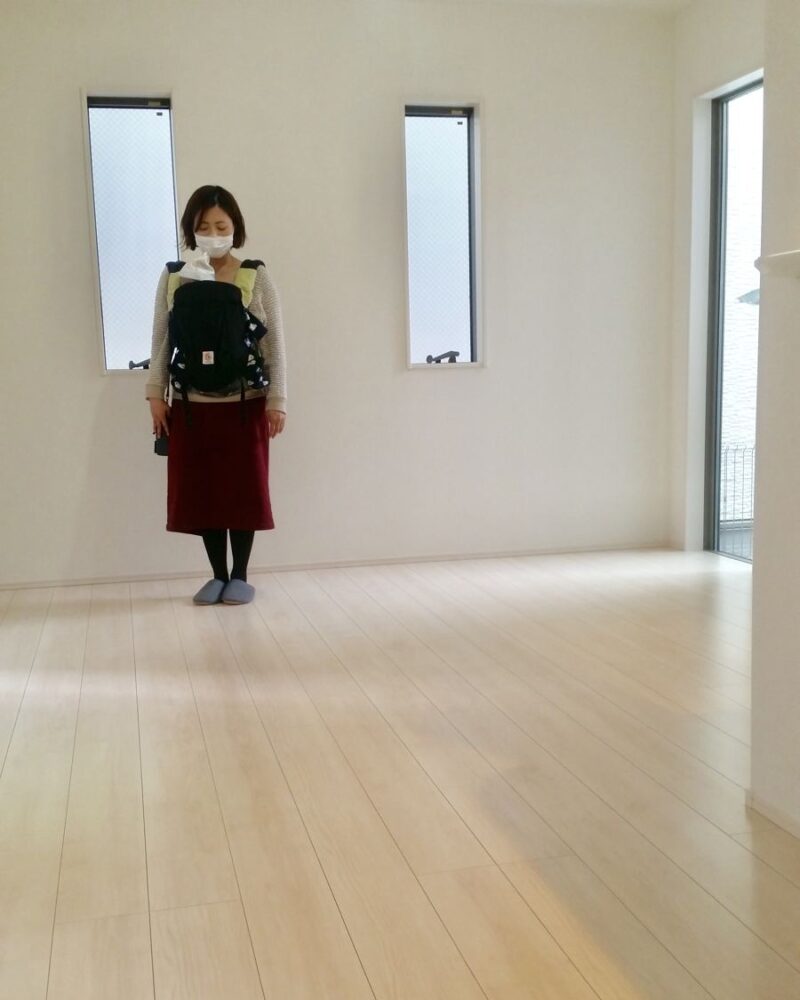 東京都世田谷区のご新築戸建てで施工後の床とお客様（ワンニャンすべらんフロアコーティング施工後）