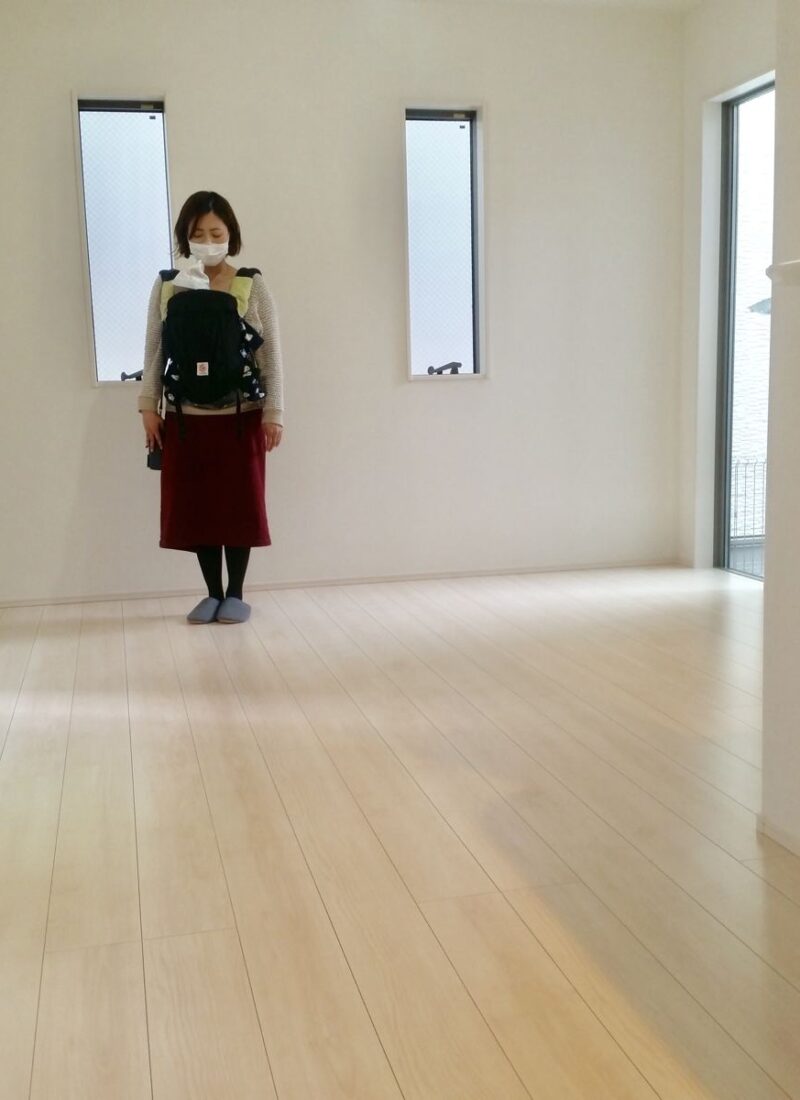 東京都世田谷区のご新築戸建てで施工後の床とお客様（ワンニャンすべらんフロアコーティング施工後）