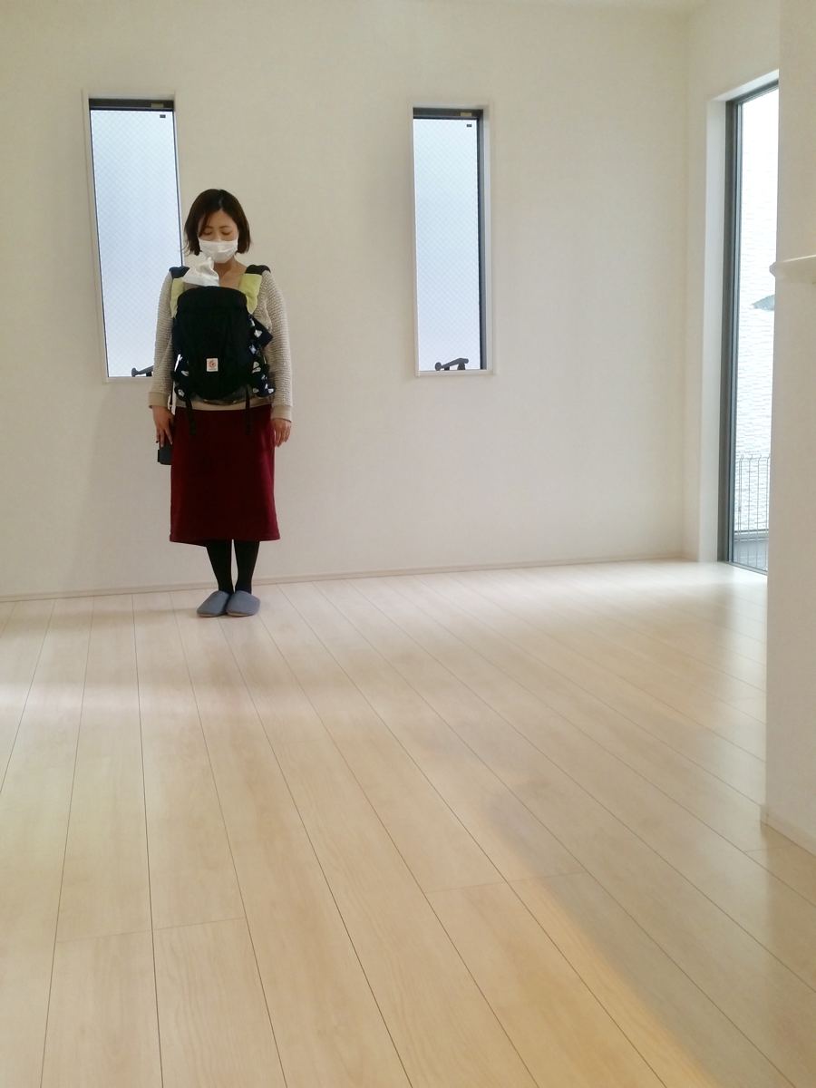 東京都世田谷区のご新築戸建てで施工後の床とお客様(ワンニャンすべらんフロアコーティング施工後)