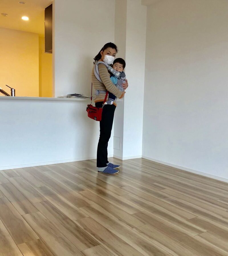 東京都世田谷区のご新築マンションで施工後の床とお客様（ワンニャンすべらんフロアコーティング施工後）