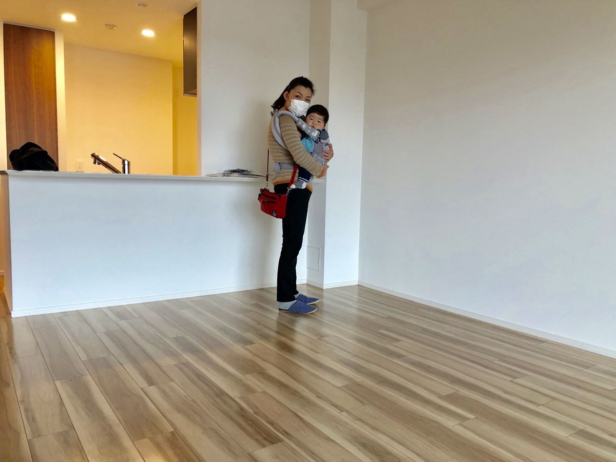 東京都世田谷区のご新築マンションで施工後の床とお客様（ワンニャンすべらんフロアコーティング施工後）
