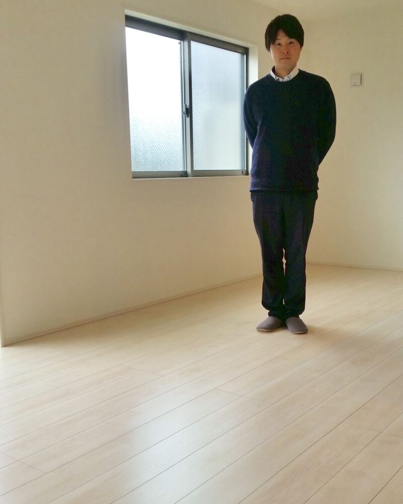東京都世田谷区のご新築戸建てで施工後の床とお客様（ワンニャンすべらんフロアコーティング施工後）