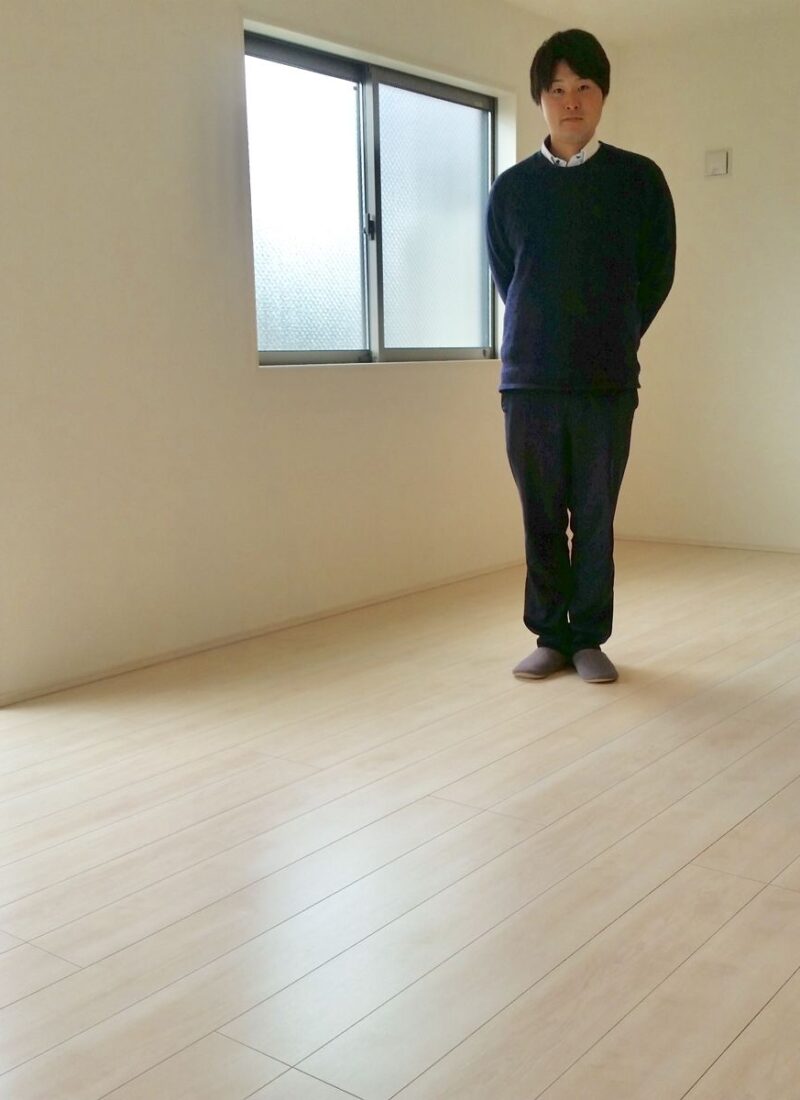 東京都世田谷区のご新築戸建てで施工後の床とお客様（ワンニャンすべらんフロアコーティング施工後）