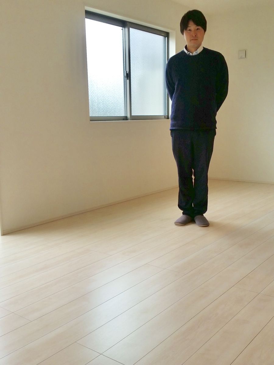 東京都世田谷区のご新築戸建てで施工後の床とお客様(ワンニャンすべらんフロアコーティング施工後)