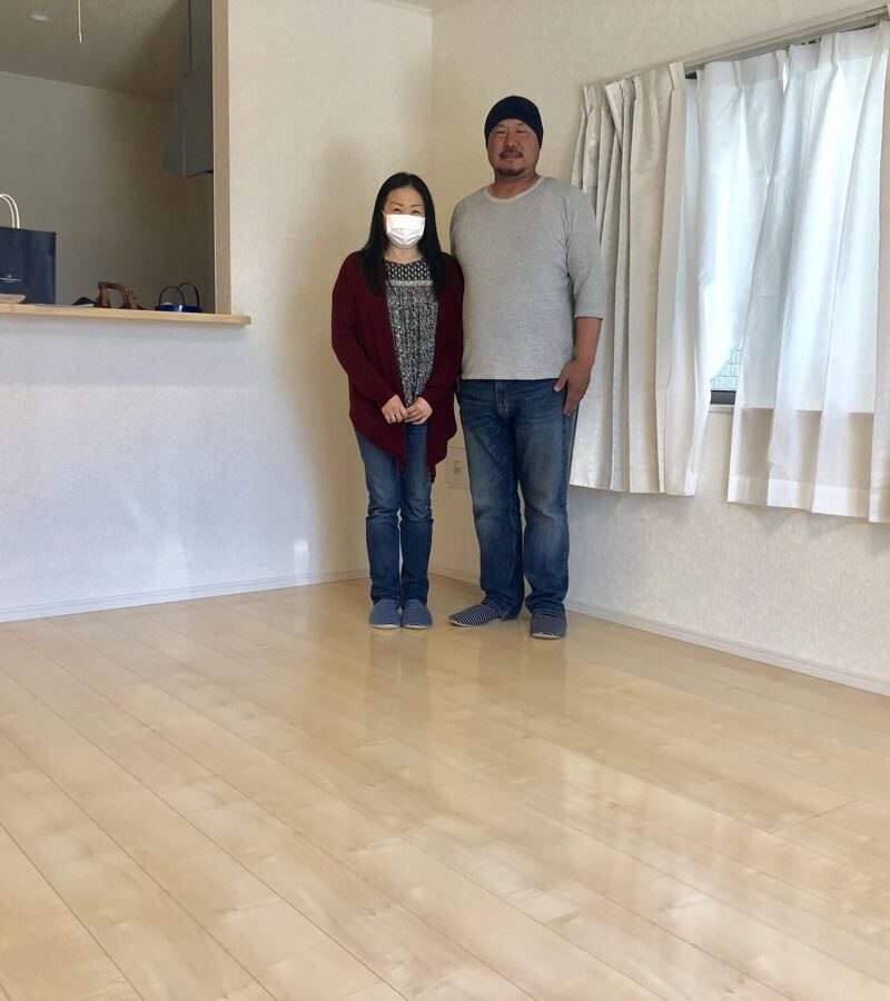 東京都世田谷区のご新築戸建てで施工後の床とお客様（ワンニャンすべらんフロアコーティング施工後）