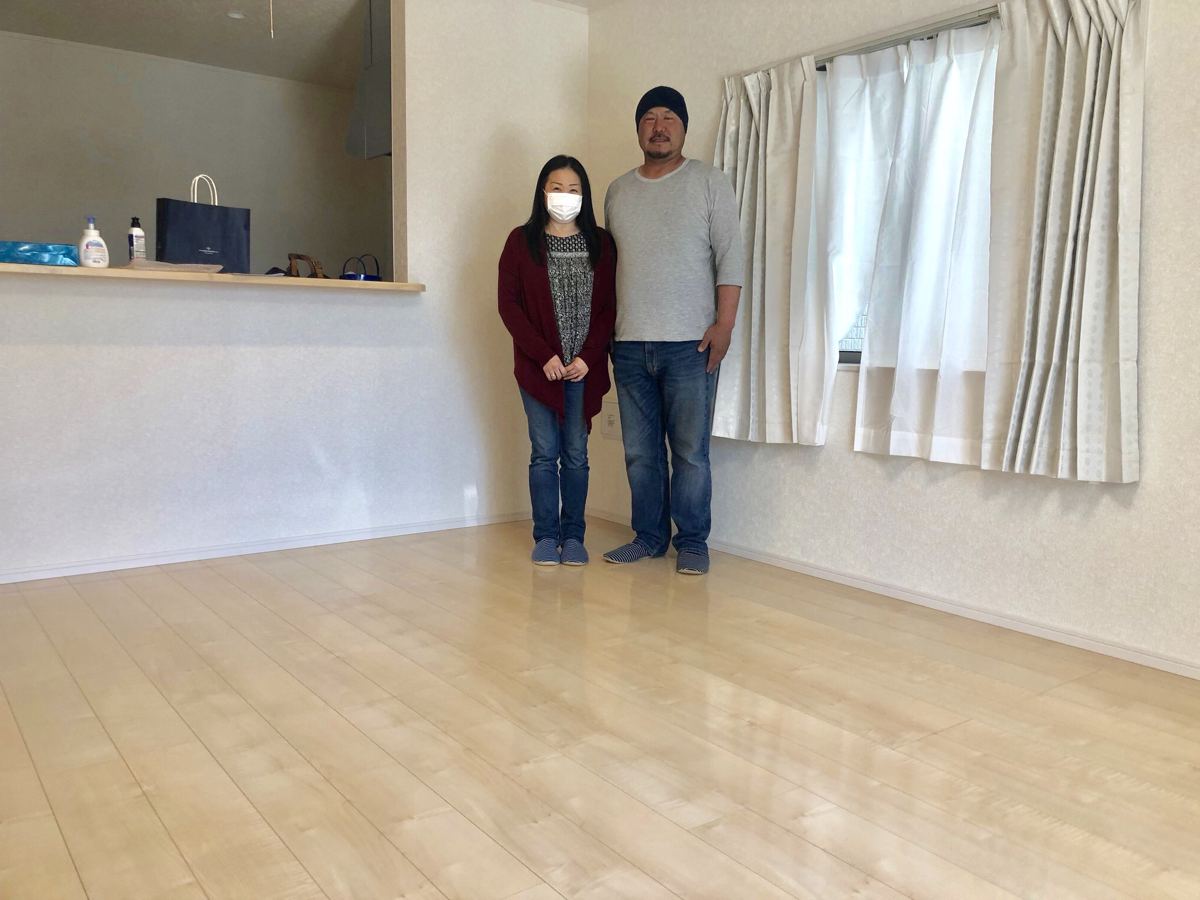 東京都世田谷区のご新築戸建てで施工後の床とお客様(ワンニャンすべらんフロアコーティング施工後)