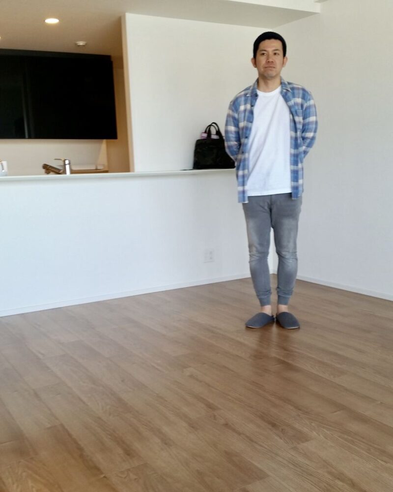 東京都世田谷区のご新築マンションで施工後の床とお客様（ワンニャンすべらんフロアコーティング施工後）