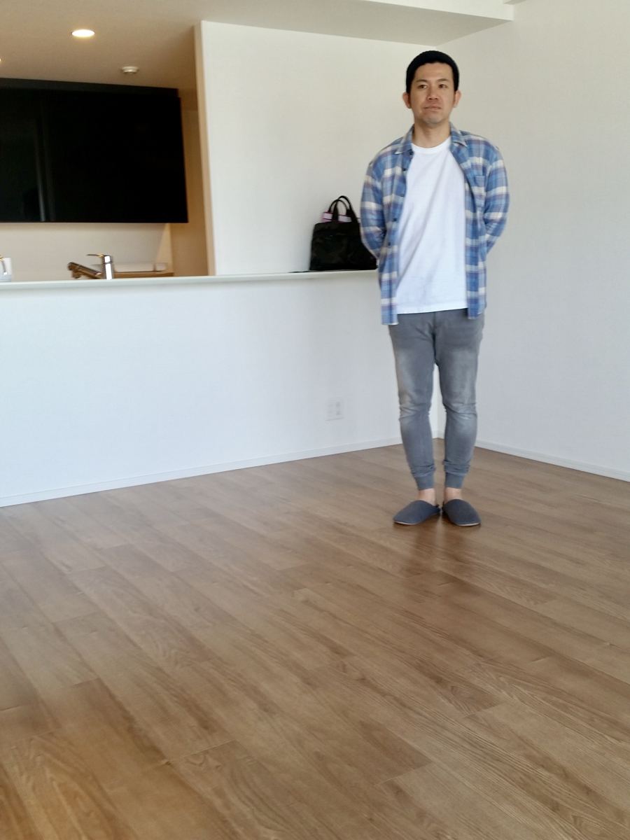 東京都世田谷区のご新築マンションで施工後の床とお客様(ワンニャンすべらんフロアコーティング施工後)