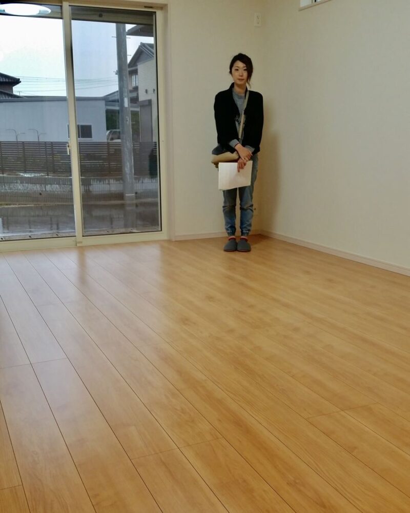 東京都世田谷区のご新築マンションで施工後の床とお客様（ワンニャンすべらんフロアコーティング施工後）