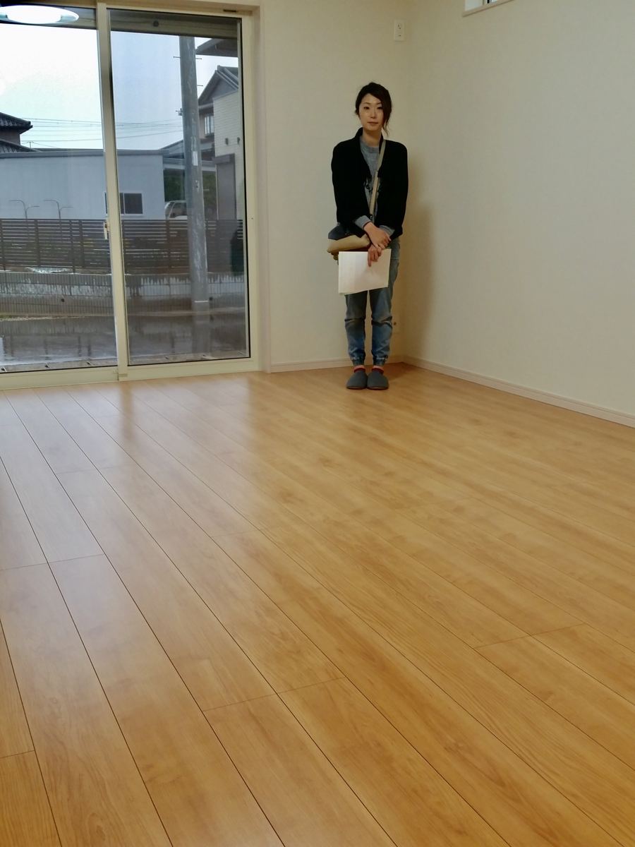 東京都世田谷区のご新築マンションで施工後の床とお客様(ワンニャンすべらんフロアコーティング施工後)