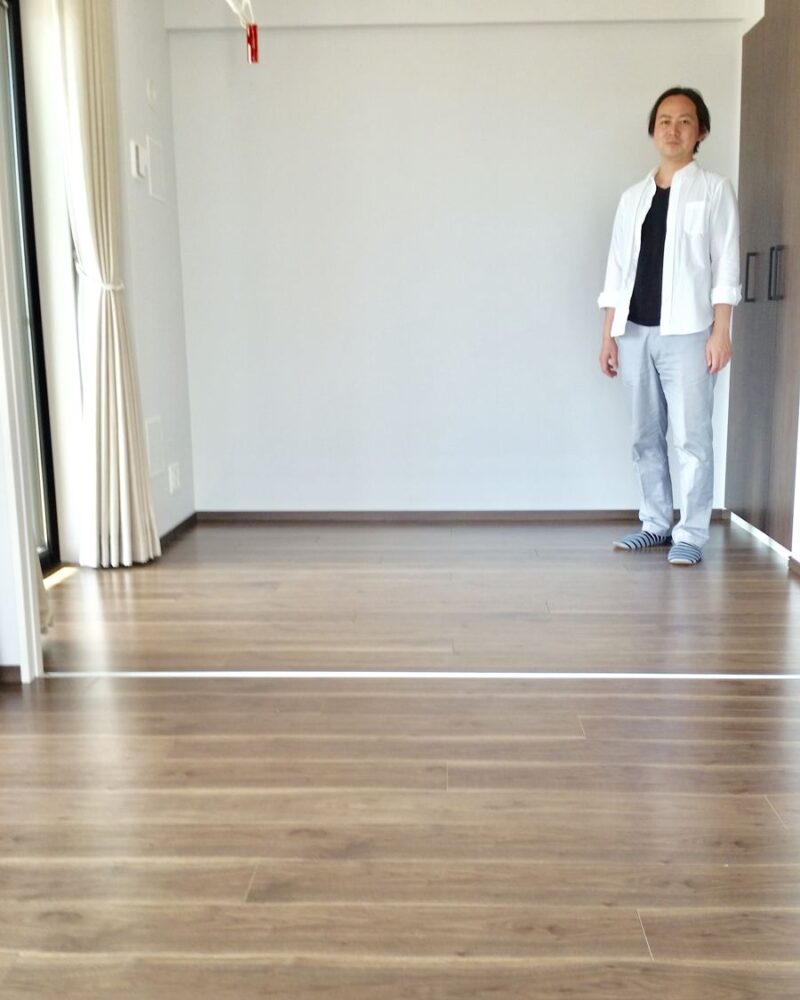 東京都世田谷区のご新築マンションで施工後の床とお客様（ワンニャンすべらんフロアコーティング施工後）