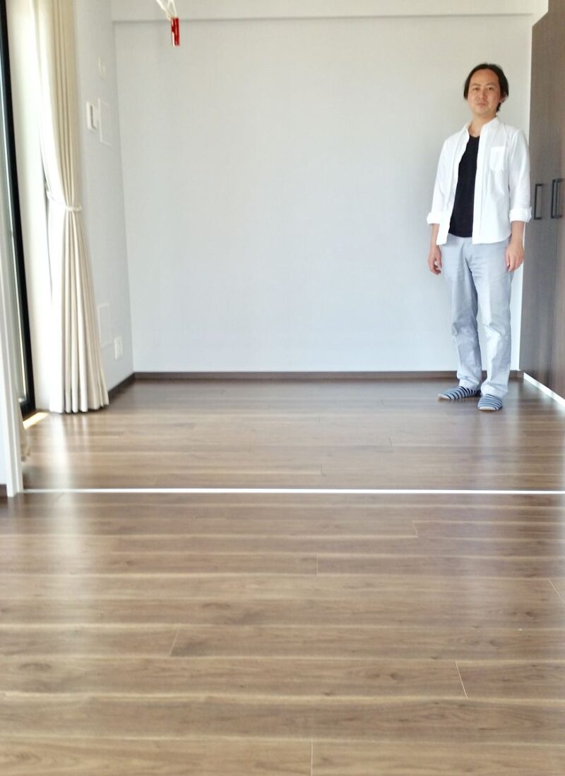東京都世田谷区のご新築マンションで施工後の床とお客様（ワンニャンすべらんフロアコーティング施工後）