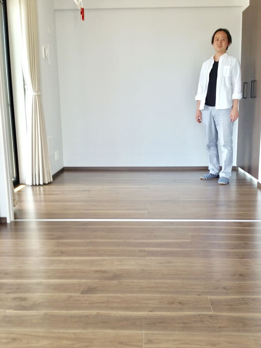 東京都世田谷区のご新築マンションで施工後の床とお客様(ワンニャンすべらんフロアコーティング施工後)