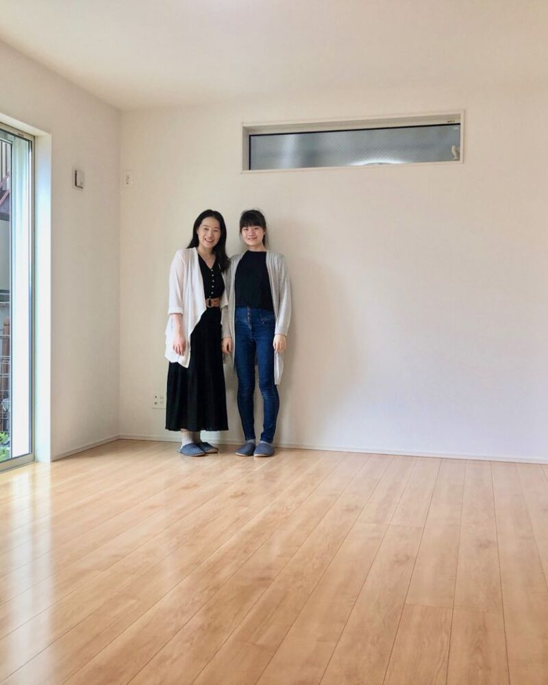 東京都品川区のご入居中マンション（築25年）で施工後のリビングに立つお客様お二人（シリコンフロアコーティング施工後）