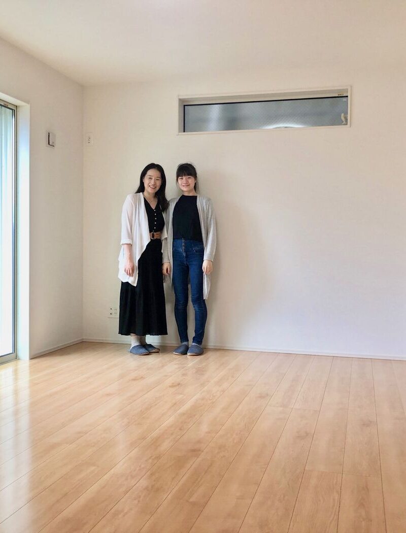 東京都品川区のご入居中マンション（築25年）で施工後のリビングに立つお客様お二人（シリコンフロアコーティング施工後）