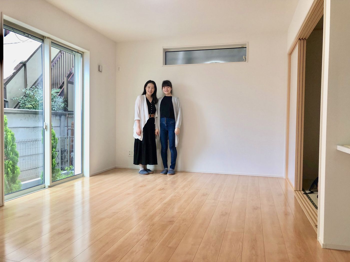 東京都品川区のご入居中マンション(築25年)で施工後のリビングに立つお客様お二人(シリコンフロアコーティング施工後)
