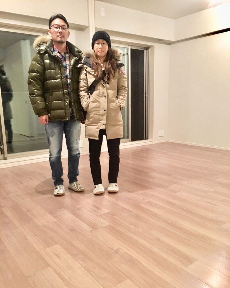千葉県袖ケ浦市のご新築戸建てで施工後のリビングに立つご夫婦（セラミックガラスフロアコーティング（微光沢）施工後）