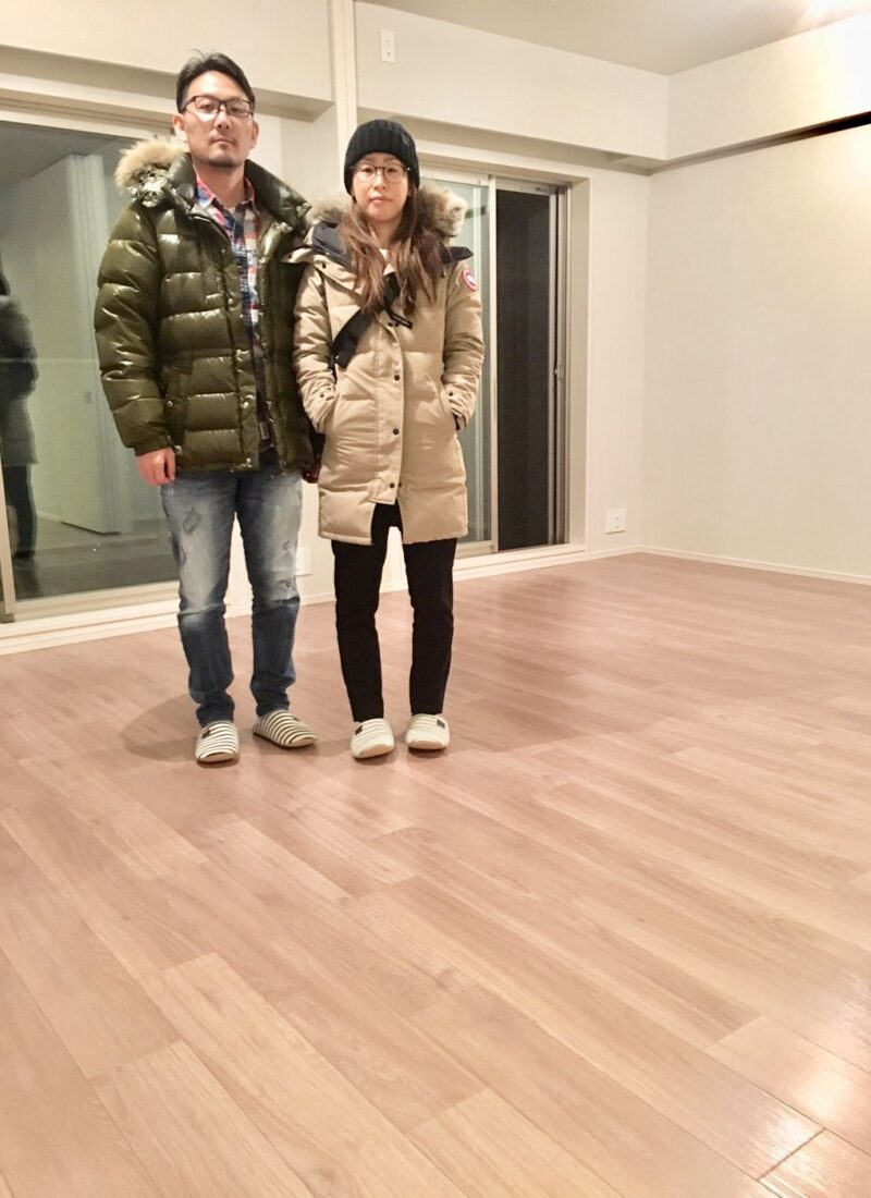 千葉県袖ケ浦市のご新築戸建てで施工後のリビングに立つご夫婦（セラミックガラスフロアコーティング（微光沢）施工後）