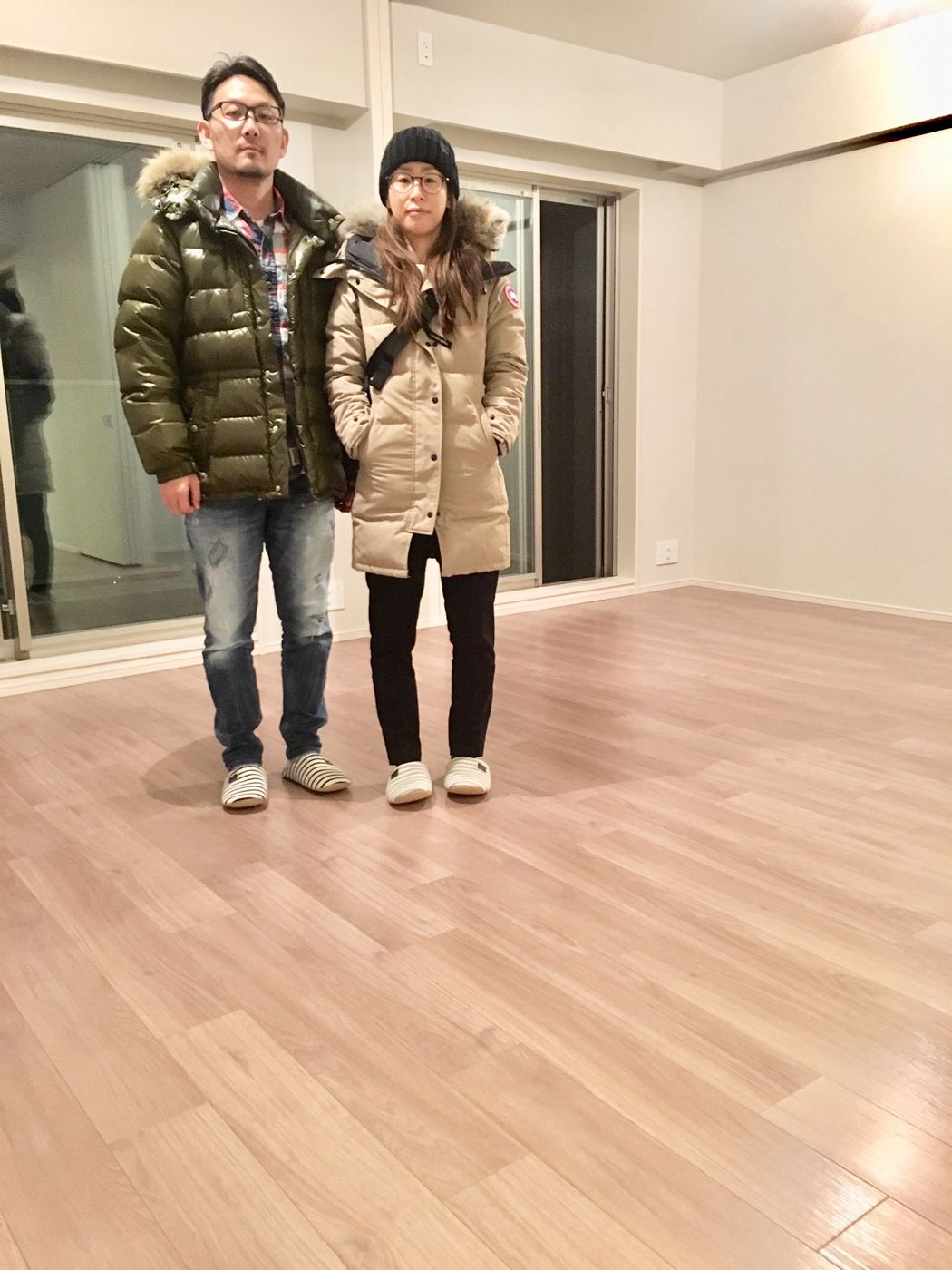 千葉県袖ケ浦市のご新築戸建てで施工後のリビングに立つご夫婦(セラミックガラスフロアコーティング(微光沢)施工後)