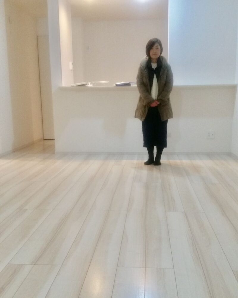 東京都杉並区のご新築マンションで施工後の床とお客様（セラミックガラスフロアコーティング（光沢）施工後）