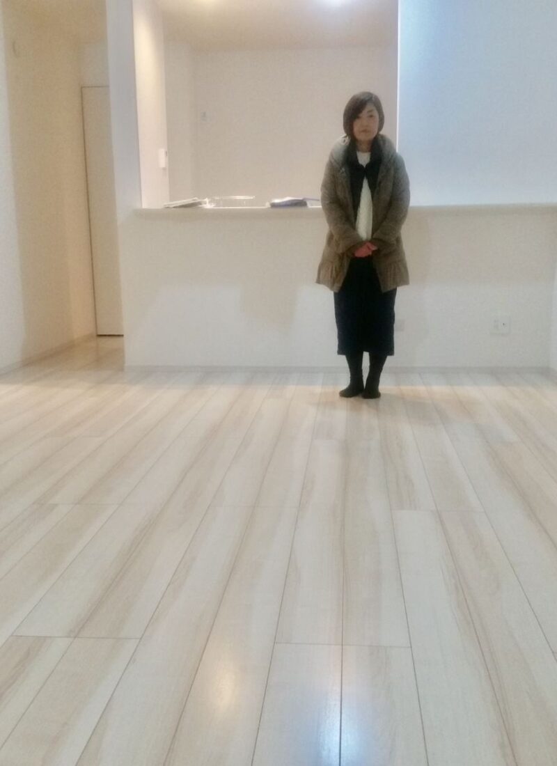 東京都杉並区のご新築マンションで施工後の床とお客様（セラミックガラスフロアコーティング（光沢）施工後）