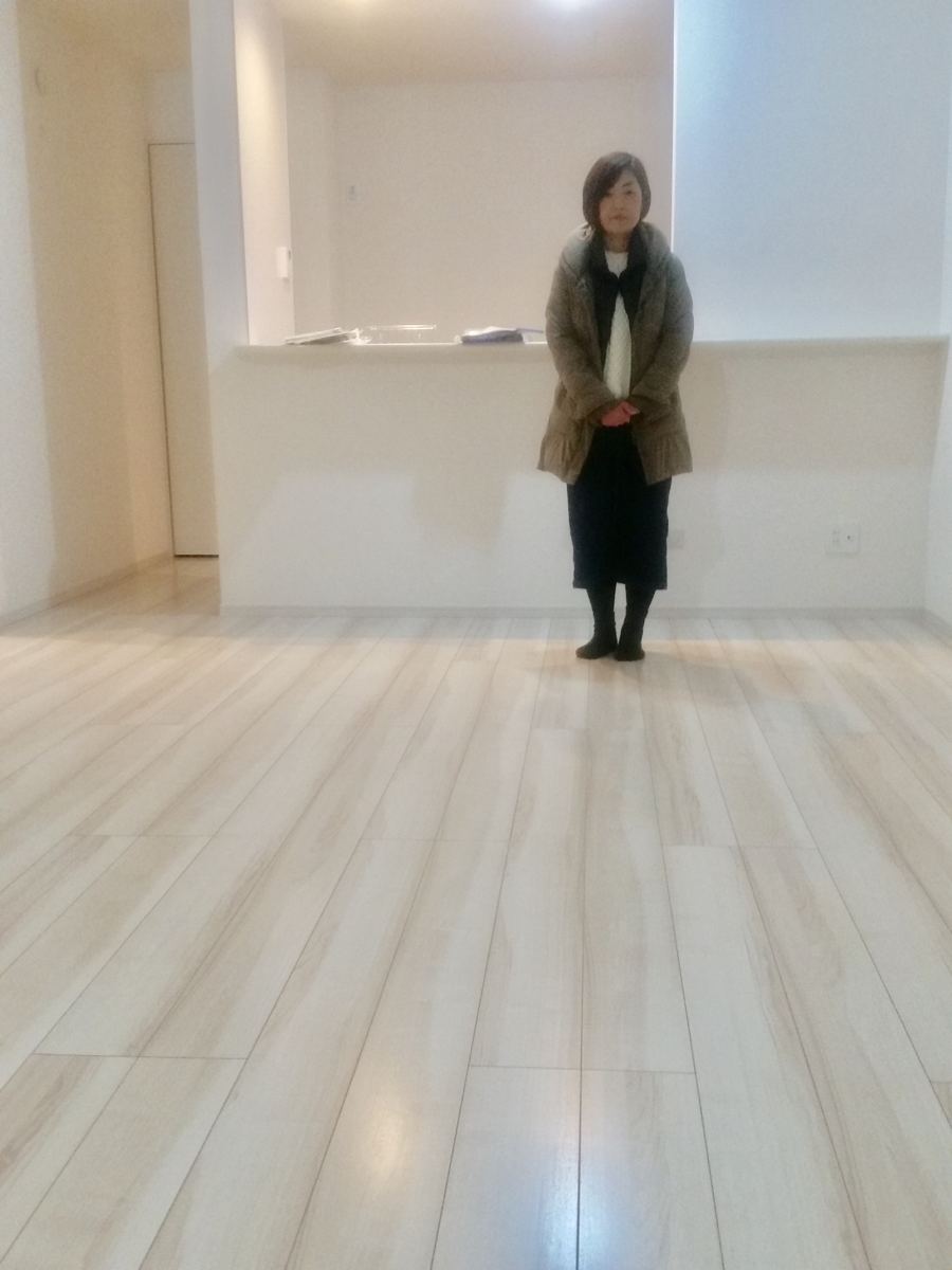 東京都杉並区のご新築マンションで施工後の床とお客様(セラミックガラスフロアコーティング(光沢)施工後)