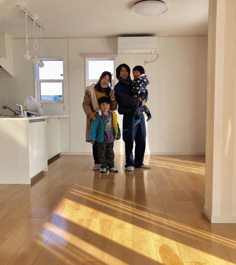 東京都杉並区のご新築マンションで施工後の床とお客様（セラミックガラスフロアコーティング（光沢）施工後）