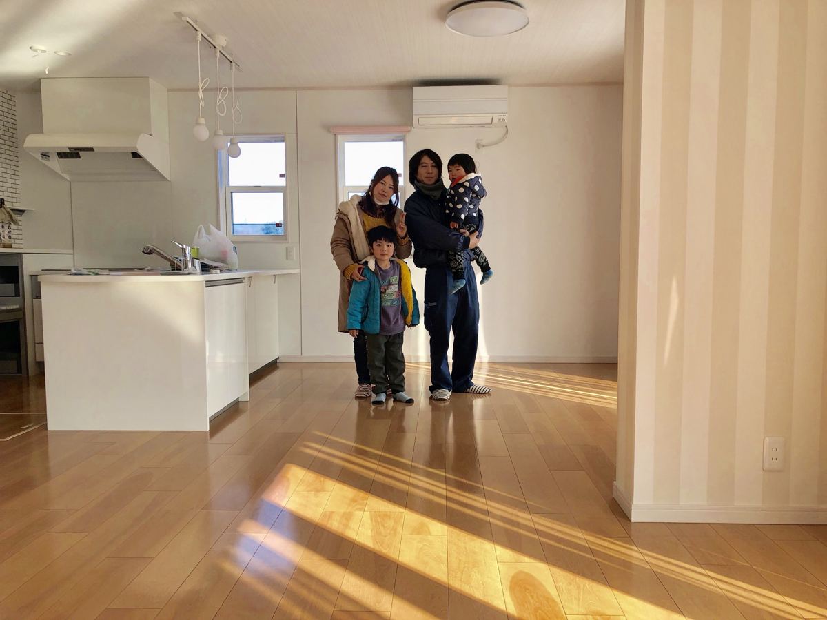 東京都杉並区のご新築マンションで施工後の床とお客様（セラミックガラスフロアコーティング（光沢）施工後）