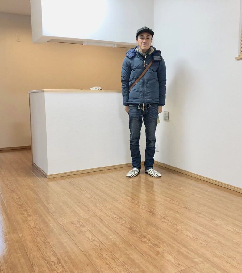 東京都杉並区のご新築マンションで施工後の床とお客様（セラミックガラスフロアコーティング（光沢）施工後）