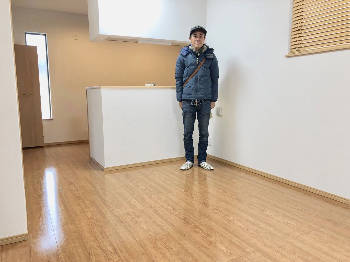 東京都杉並区のご新築マンションで施工後の床とお客様（セラミックガラスフロアコーティング（光沢）施工後）