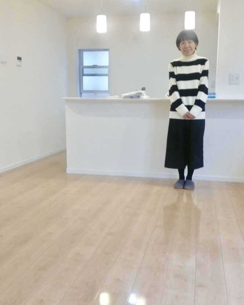 東京都杉並区のご新築マンションで施工後の床とお客様（シリコンフロアコーティング施工後）