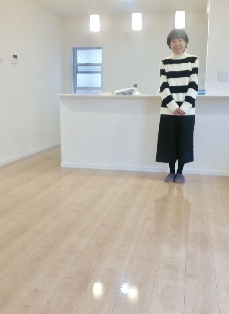東京都杉並区のご新築マンションで施工後の床とお客様（シリコンフロアコーティング施工後）