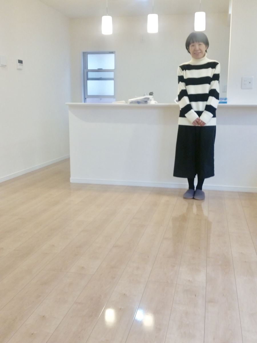 東京都杉並区のご新築マンションで施工後の床とお客様(シリコンフロアコーティング施工後)