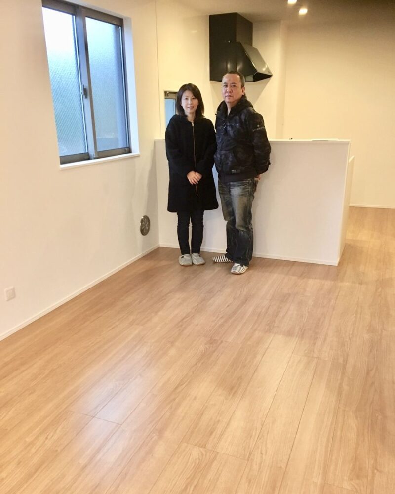 東京都杉並区のご新築戸建てで施工後の床とお客様（水性ウレタンフロアコーティング施工後）