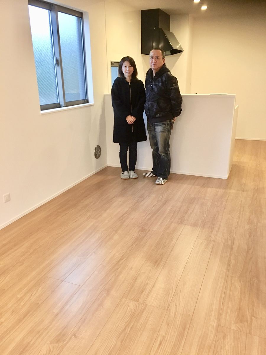 東京都杉並区のご新築戸建てで施工後の床とお客様(水性ウレタンフロアコーティング施工後)