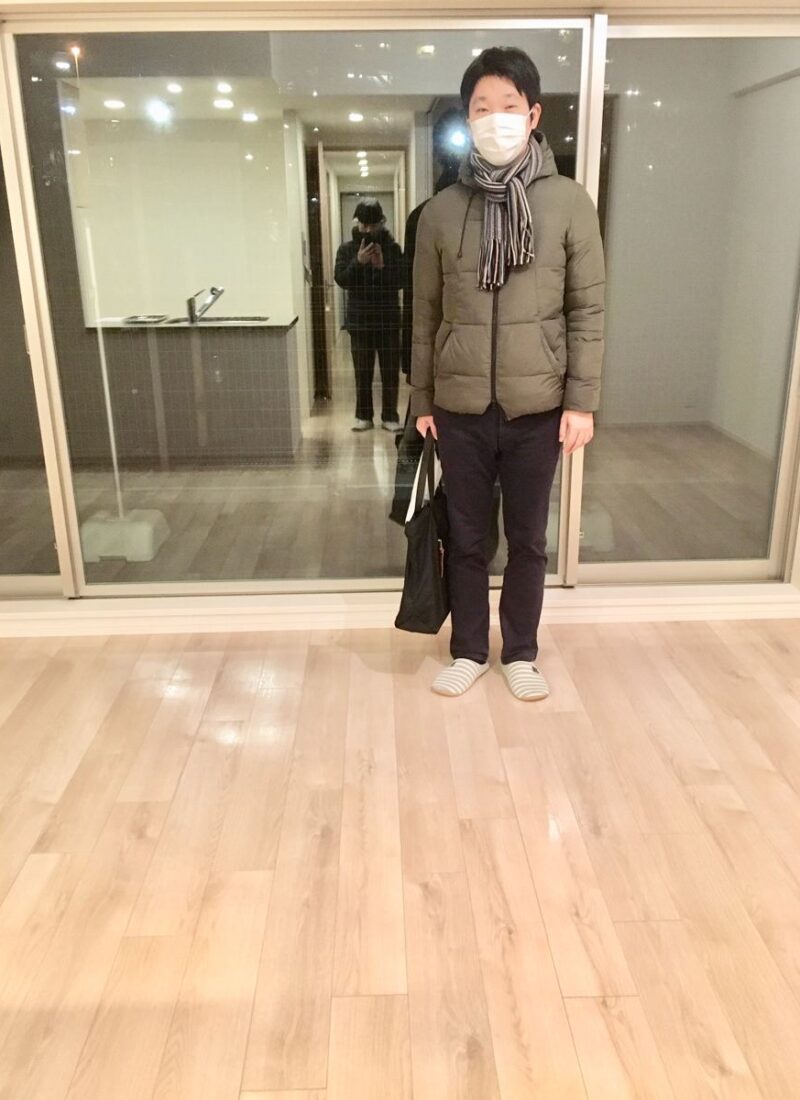 東京都杉並区のご新築マンションで施工後の床とお客様（水性ウレタンフロアコーティング施工後）