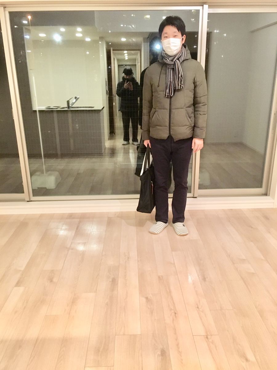 東京都杉並区のご新築マンションで施工後の床とお客様（水性ウレタンフロアコーティング施工後）