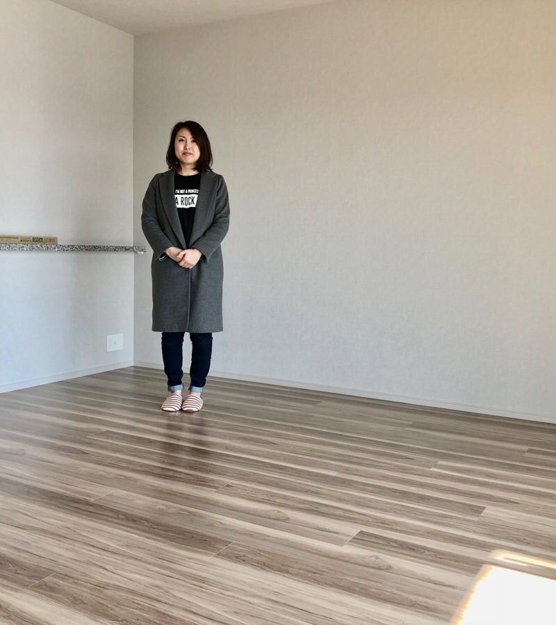東京都杉並区のご新築マンションで施工後の床とお客様（水性ウレタンフロアコーティング施工後）