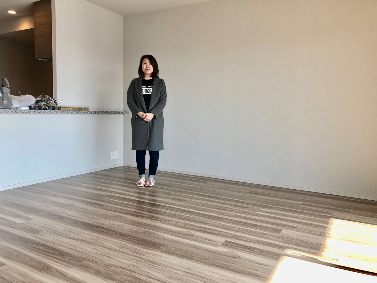 東京都杉並区のご新築マンションで施工後の床とお客様(水性ウレタンフロアコーティング施工後)