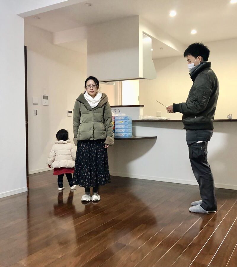 東京都杉並区のご新築マンションで施工後の床とお客様（UVフロアコーティング施工後）