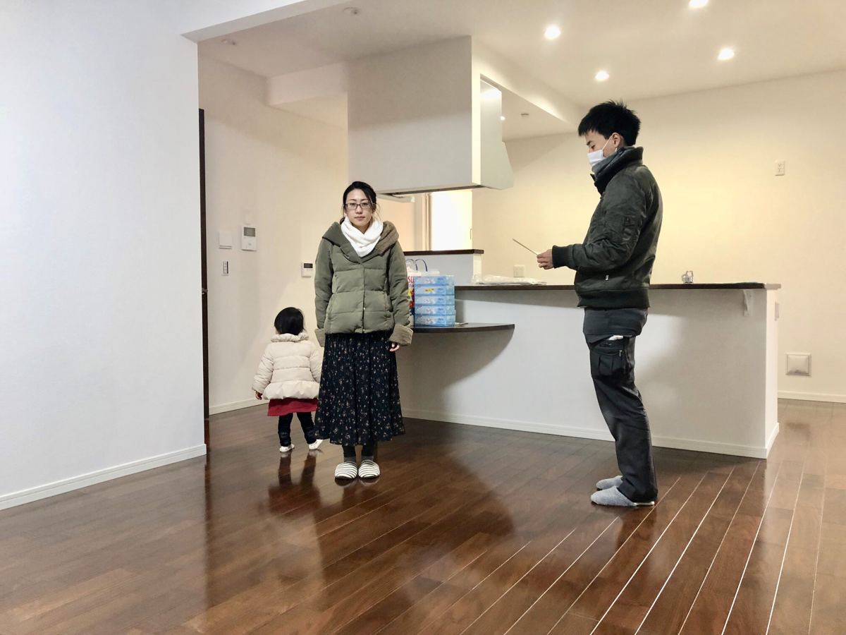 東京都杉並区のご新築マンションで施工後の床とお客様（UVフロアコーティング施工後）