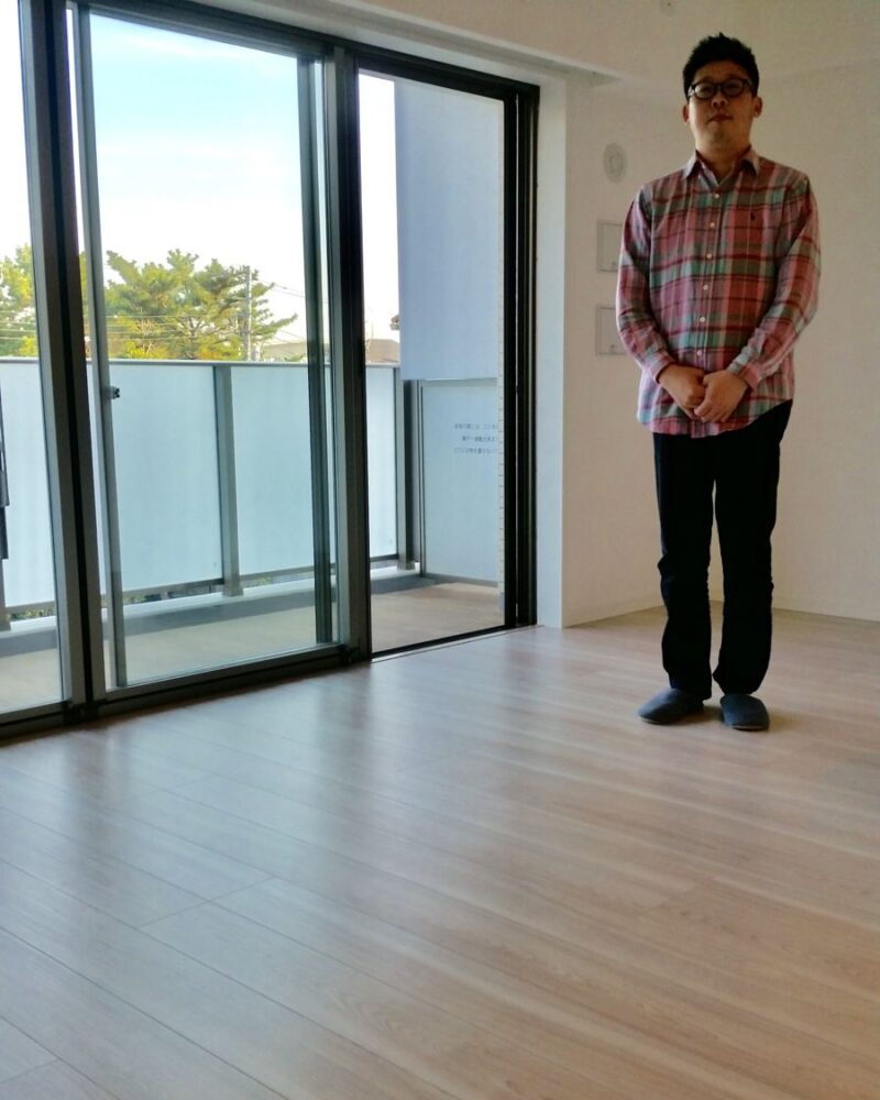 東京都杉並区のご新築マンションで施工後の床とお客様（ワンニャンすべらんフロアコーティング施工後）