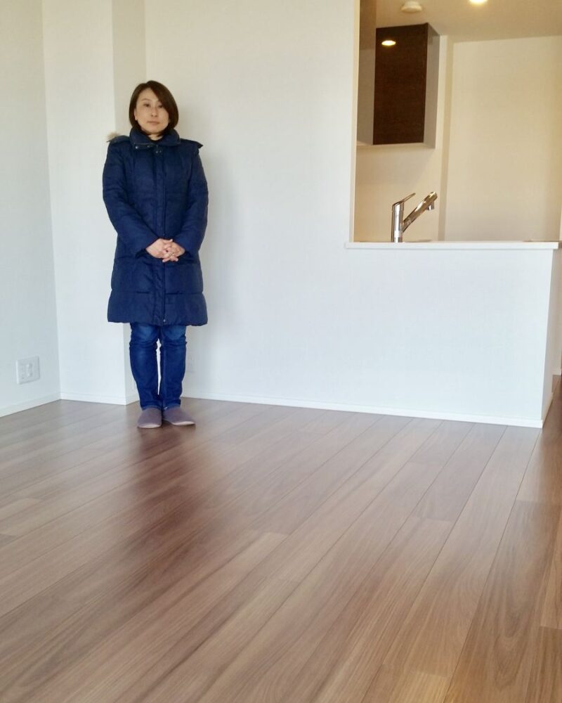 東京都杉並区のご新築マンションで施工後の床とお客様（ワンニャンすべらんフロアコーティング施工後）