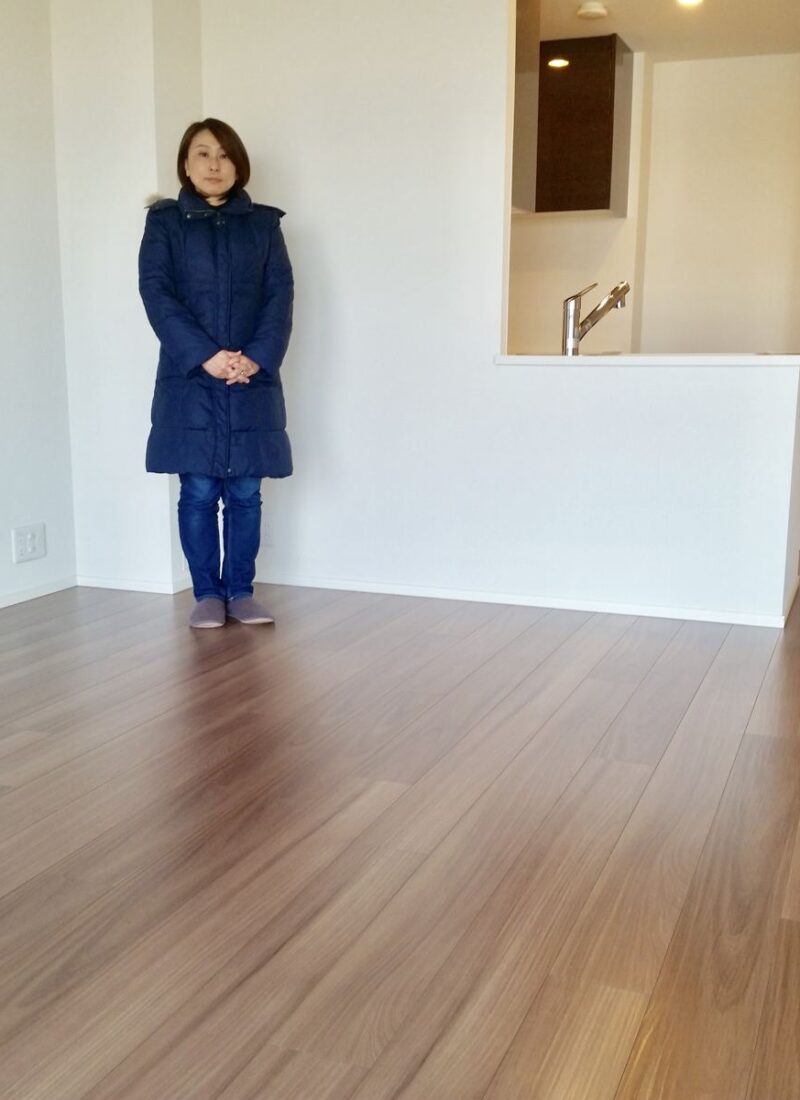 東京都杉並区のご新築マンションで施工後の床とお客様（ワンニャンすべらんフロアコーティング施工後）