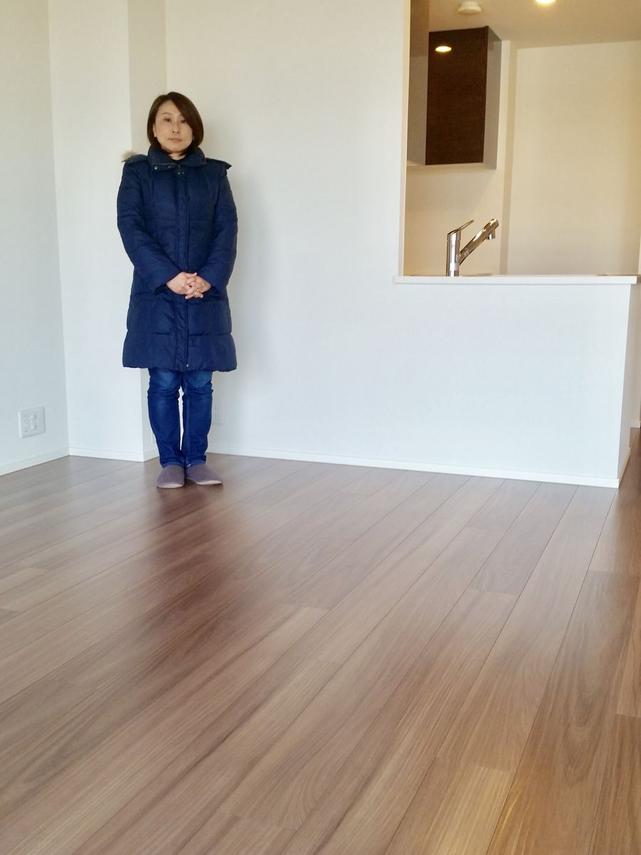 東京都杉並区のご新築マンションで施工後の床とお客様(ワンニャンすべらんフロアコーティング施工後)