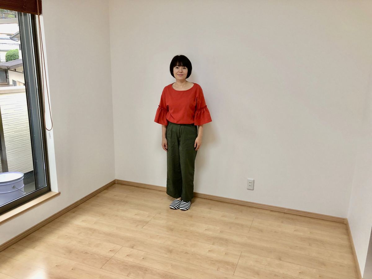 東京都豊島区のご新築戸建てで施工後の床とお客様(セラミックガラスフロアコーティング(微光沢)施工後)