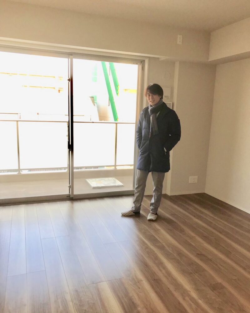 東京都豊島区のご新築マンションで施工後の床とお客様（水性ウレタンフロアコーティング施工後）