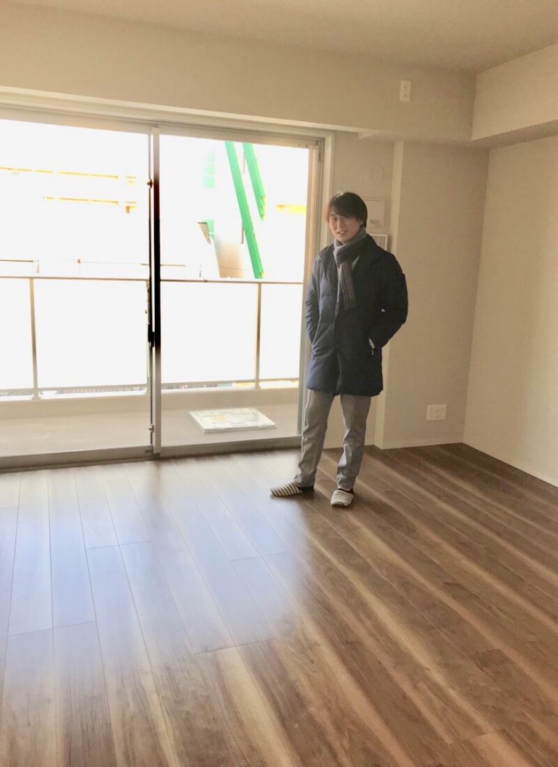 東京都豊島区のご新築マンションで施工後の床とお客様（水性ウレタンフロアコーティング施工後）