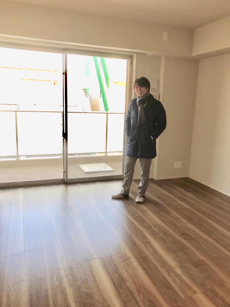 東京都豊島区のご新築マンションで施工後の床とお客様（水性ウレタンフロアコーティング施工後）